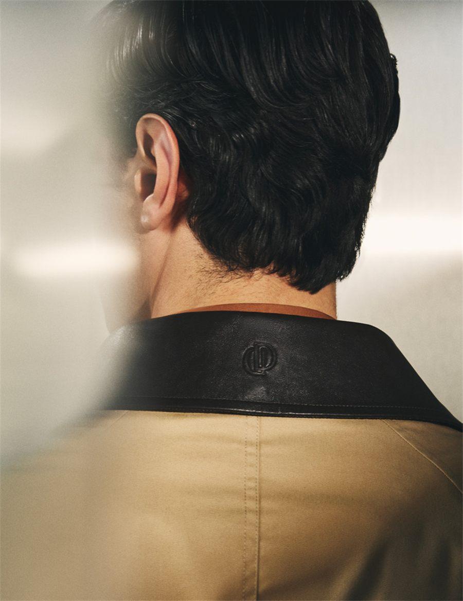 Monogramme Devred embosse sur le col cuir d'un manteau beige