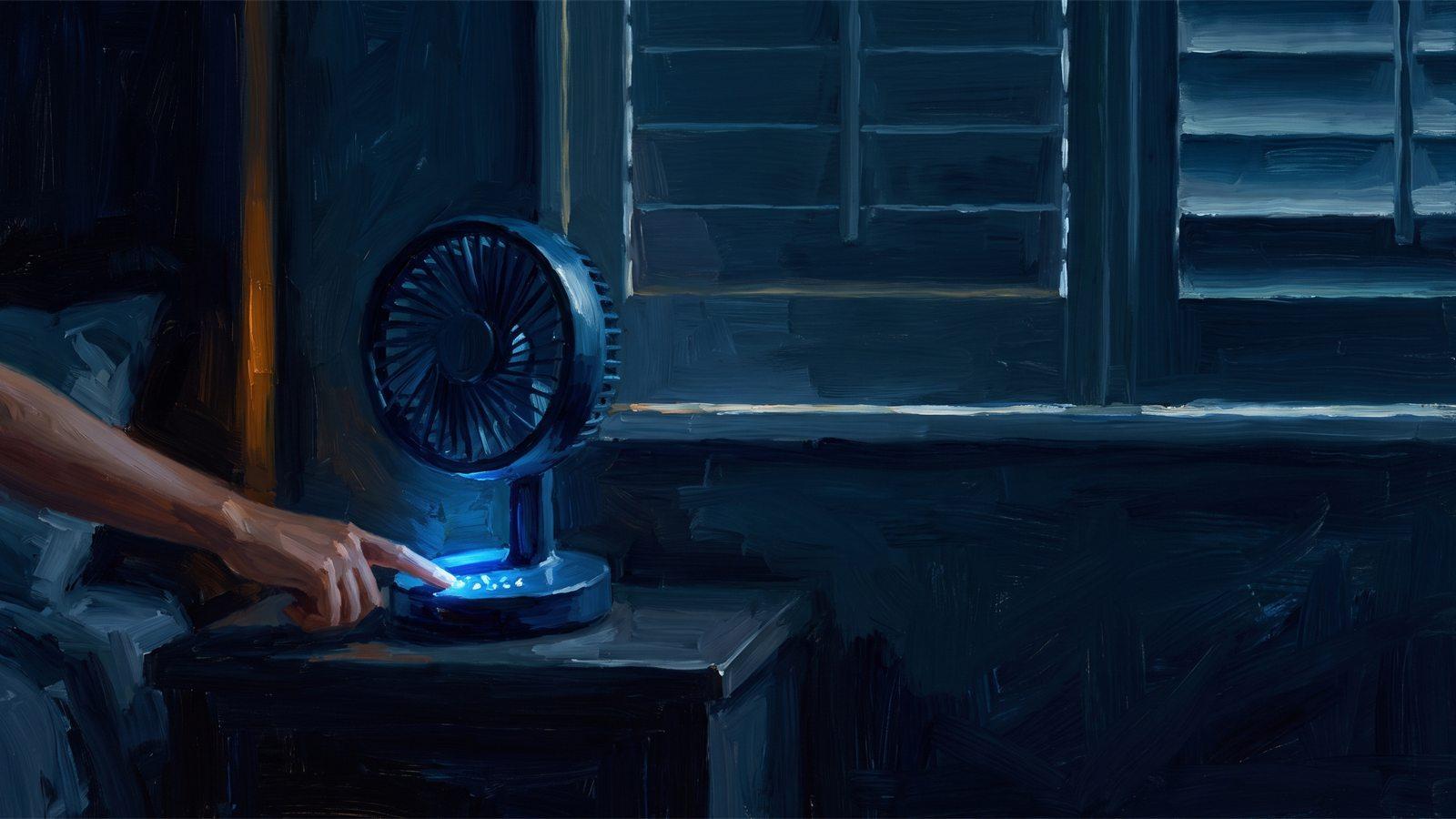 Main cherchant les commandes d'un ventilateur de chevet dans une chambre plongée dans le noir