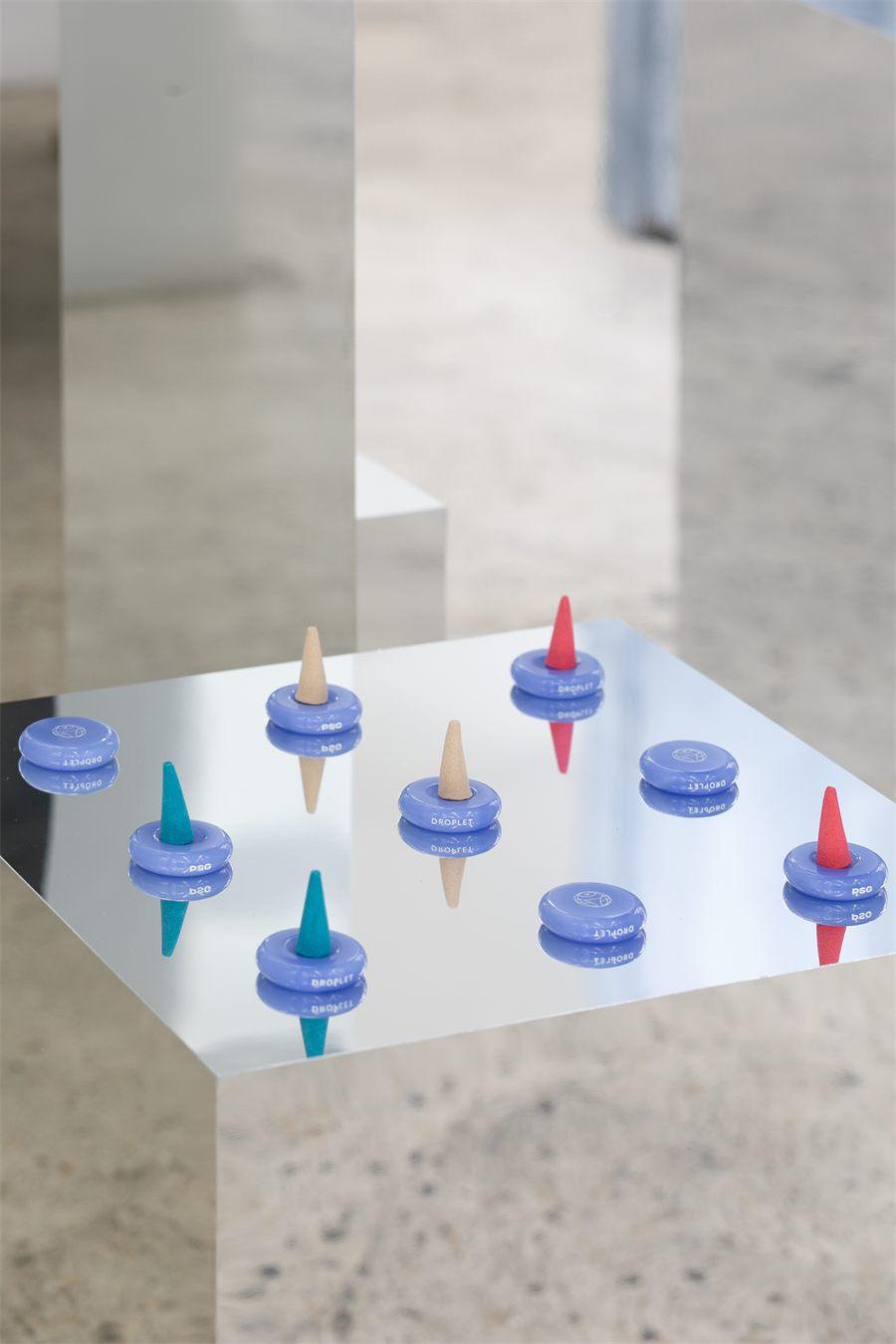 Cônes d'encens bleu-blanc-rouge sur leurs porte-encens PSG, collection PSG x Droplet