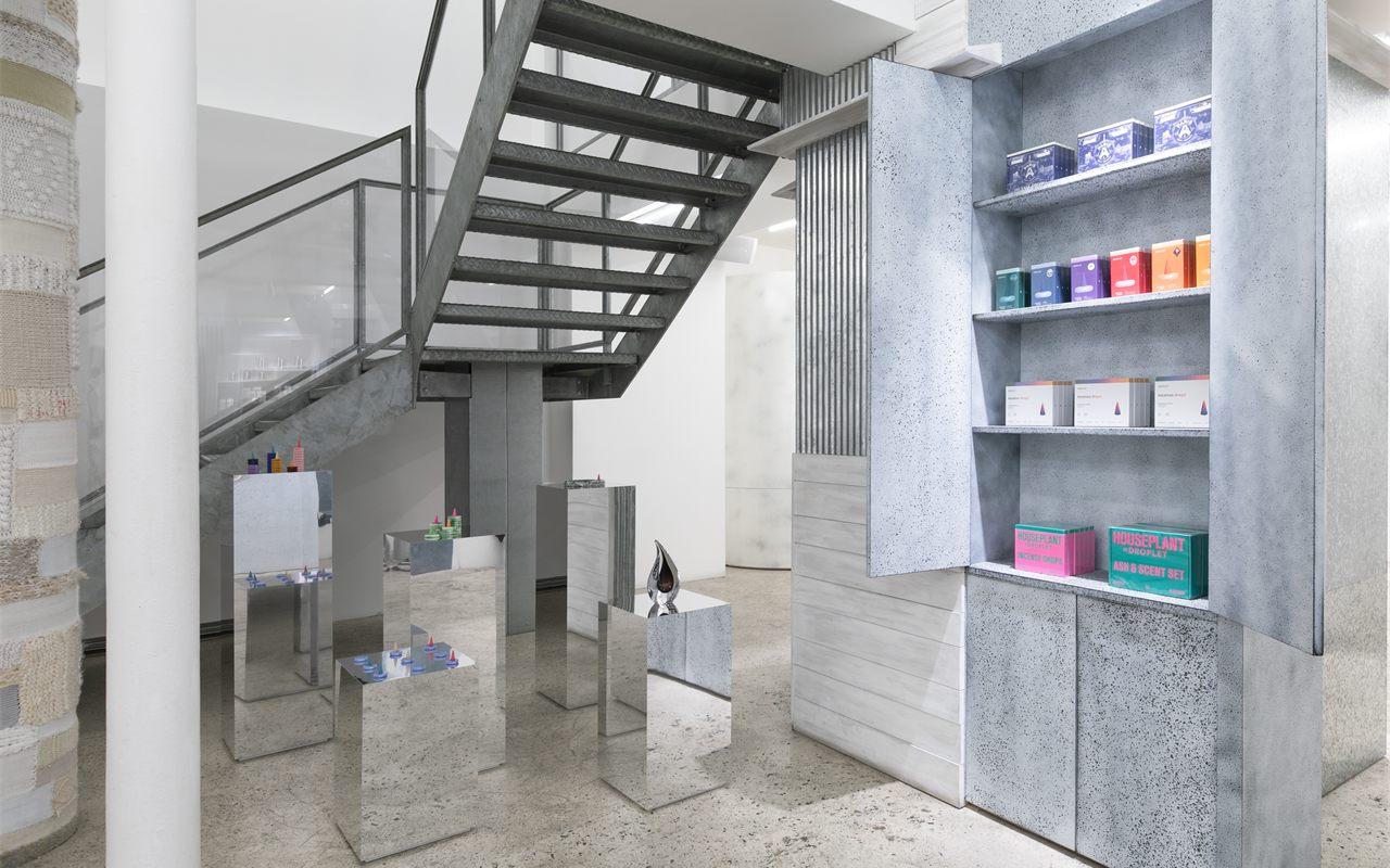 Installation de la collection PSG x Droplet chez Dover Street Market Paris