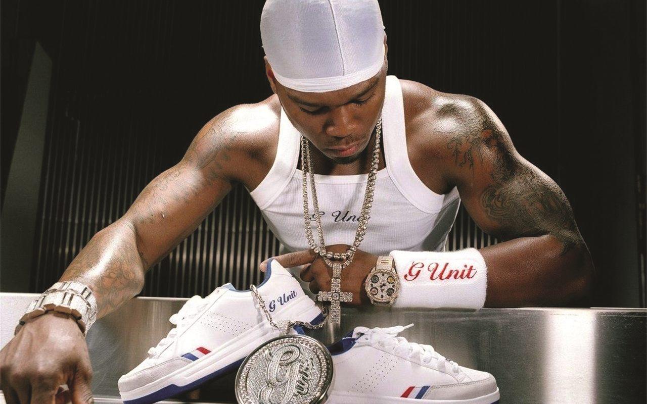 50 Cent découvrant la Reebok x G-Unit G6, image d'archive du début des années 2000