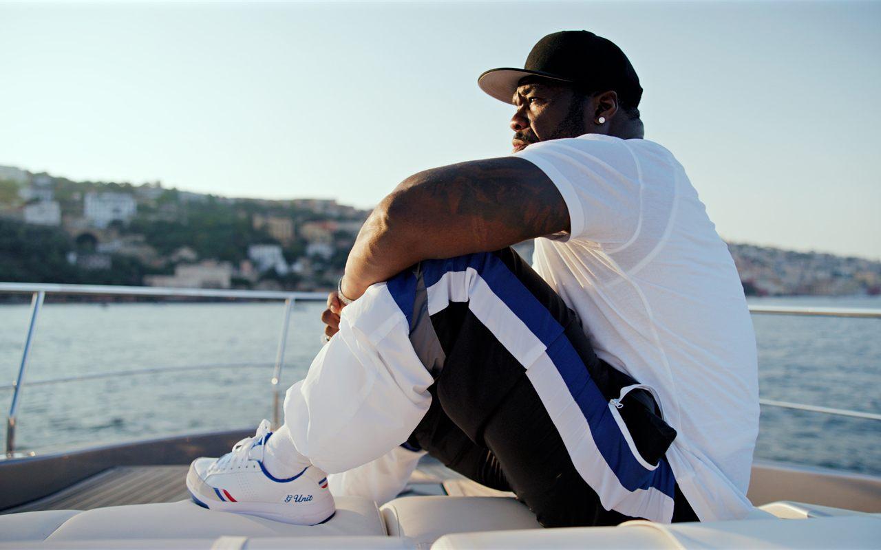 50 Cent porte la Reebok x G-Unit G6 rééditée, sur un yacht face à la mer