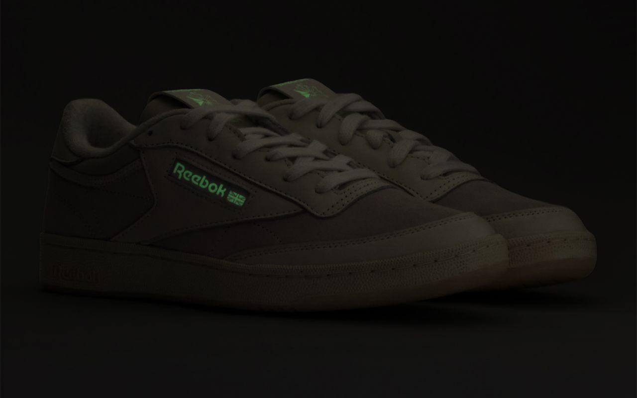 Reebok x IDEA Club C 85 dans le noir, logos Reebok et languettes phosphorescents, vert vif dans l'obscurite