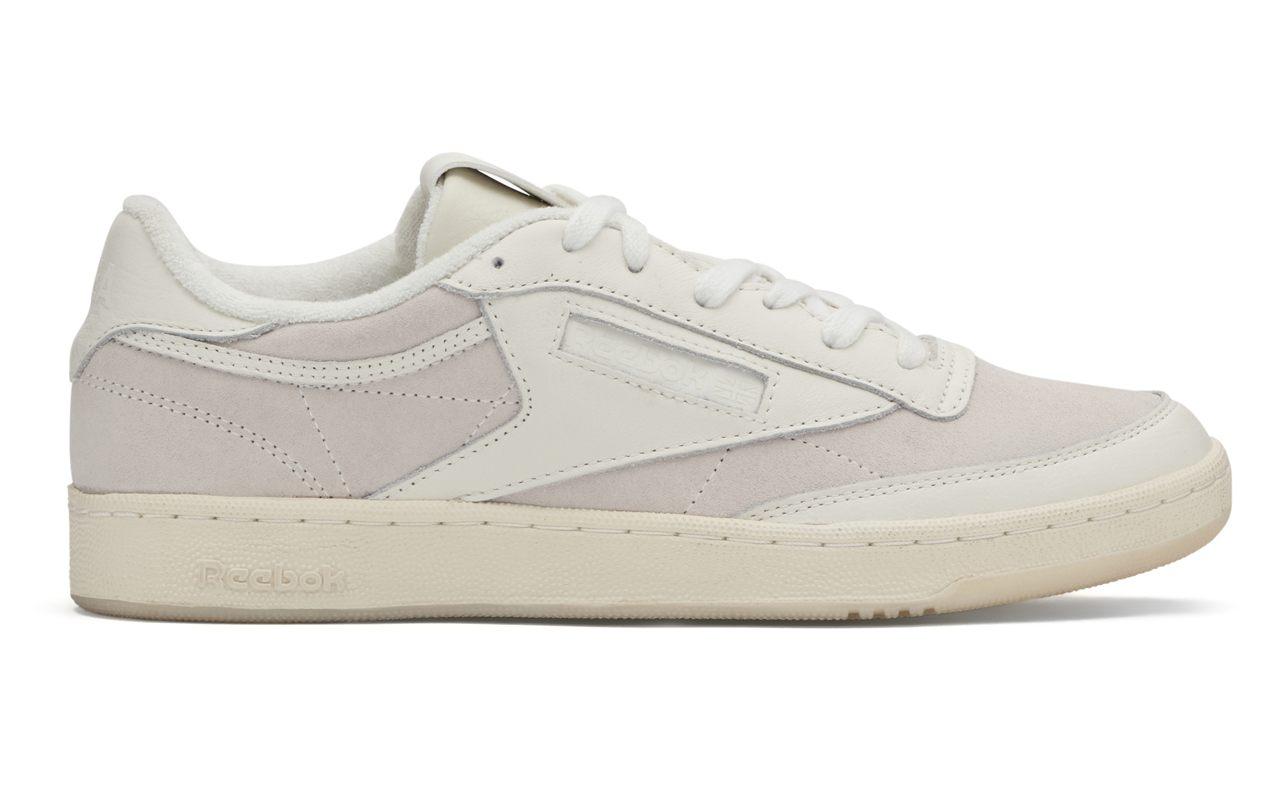 Profil de la Reebok x IDEA Club C 85 en cuir blanc casse et daim gris pale