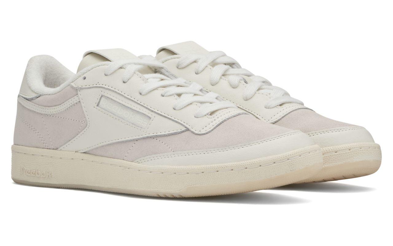 La paire de trois quarts, semelle creme et badge Reebok cousu ton sur ton