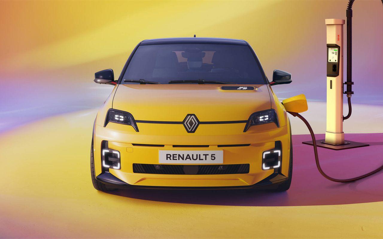 Renault 5 E-Tech electric branchee a une borne de recharge rapide