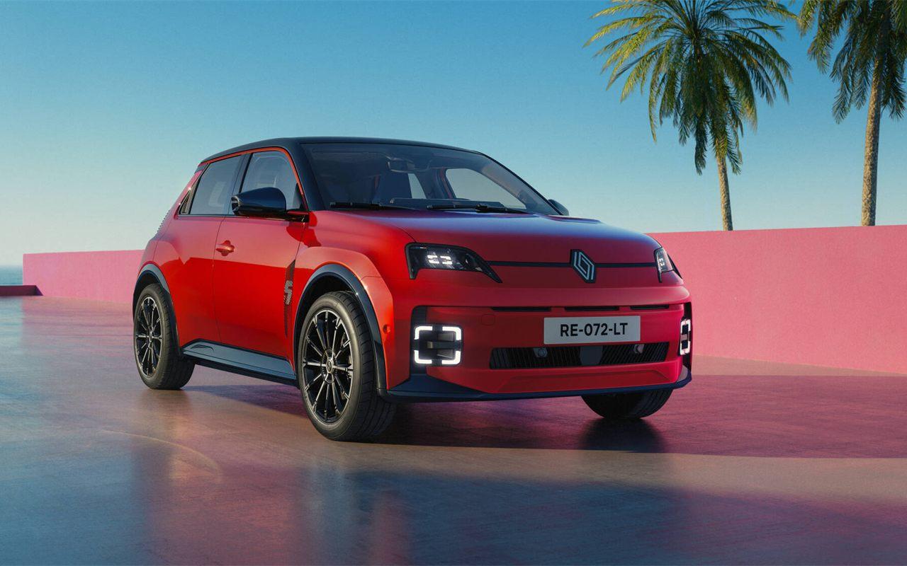 Renault 5 E-Tech electric de couleur Rouge Flamme devant des palmiers en bord de mer