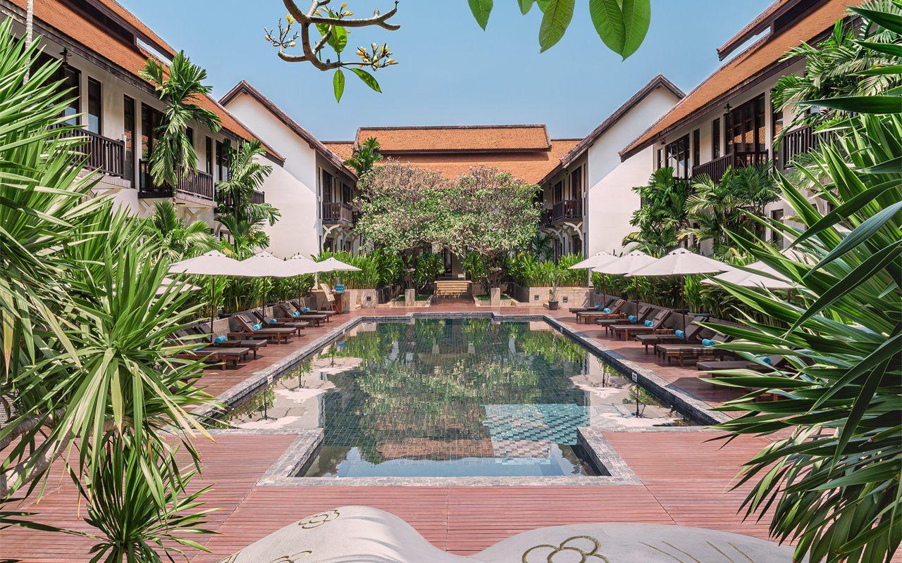 Piscine et cour interieure de l'Anantara Angkor Resort, suites a toitures ocre