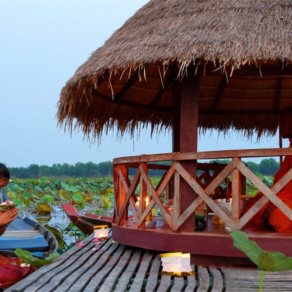 Voir le soleil monter derrière les tours d&rsquo;Angkor Wat, puis dîner au milieu des lotus
