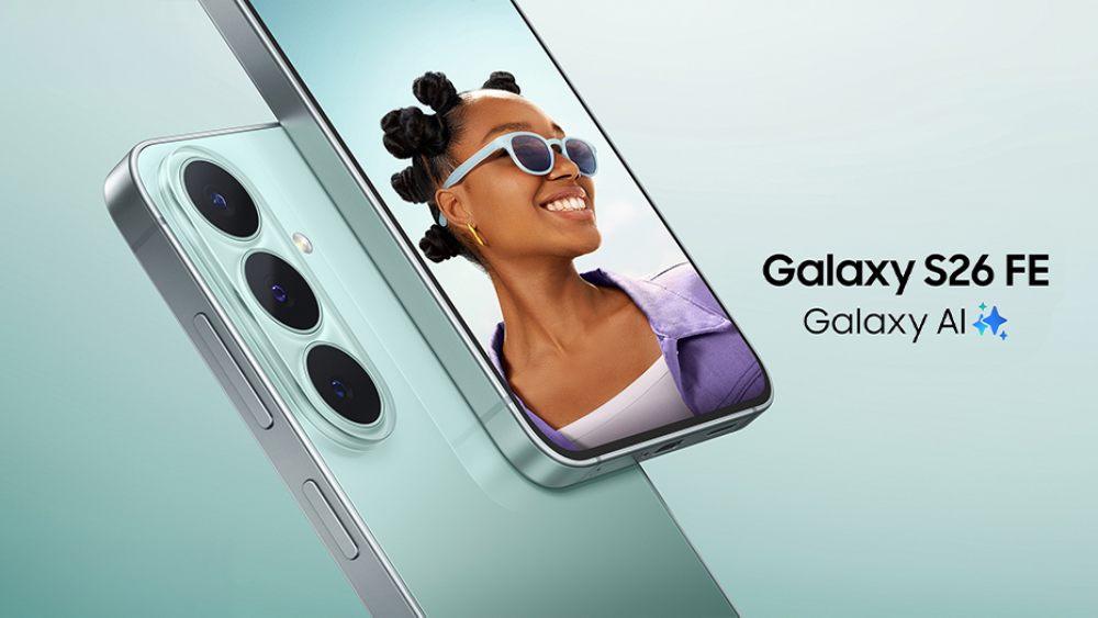 Samsung Galaxy S26 FE vert d'eau, dos et ecran affichant une femme souriante