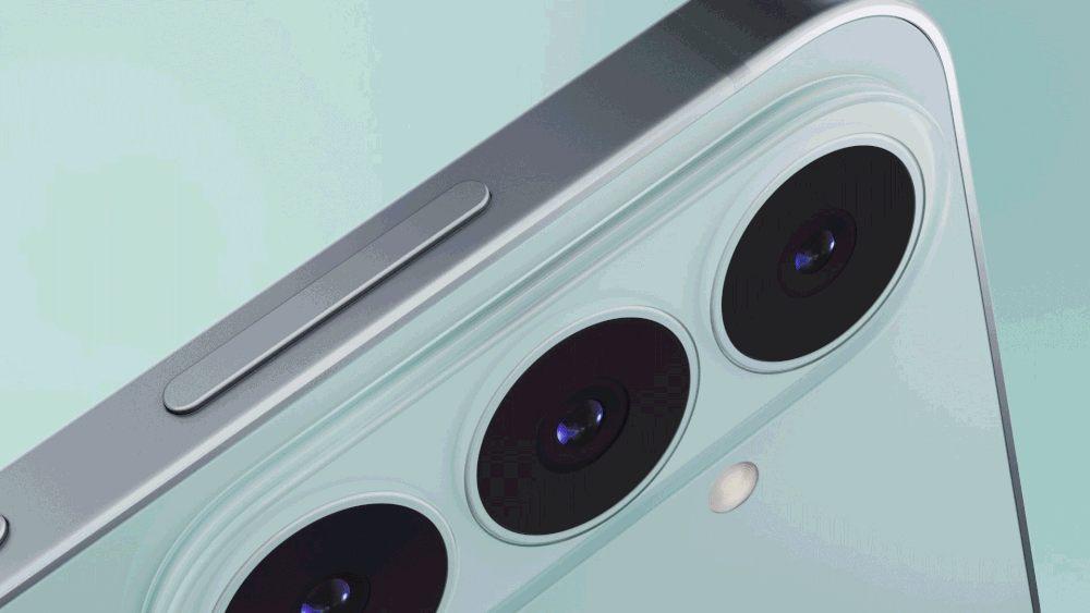 Gros plan sur le triple capteur photo du Samsung Galaxy S26 FE