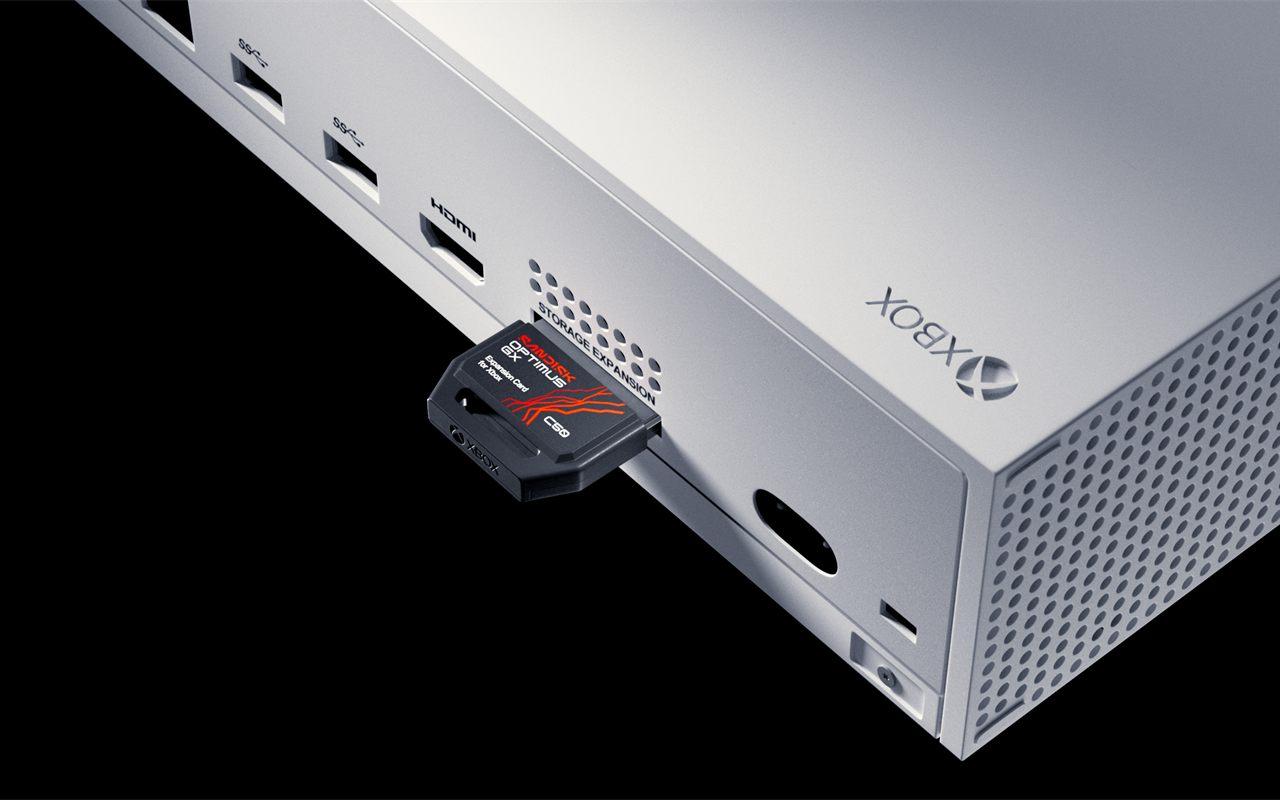 Gros plan sur la carte d'extension SanDisk Optimus GX branchée à l'arrière d'une Xbox