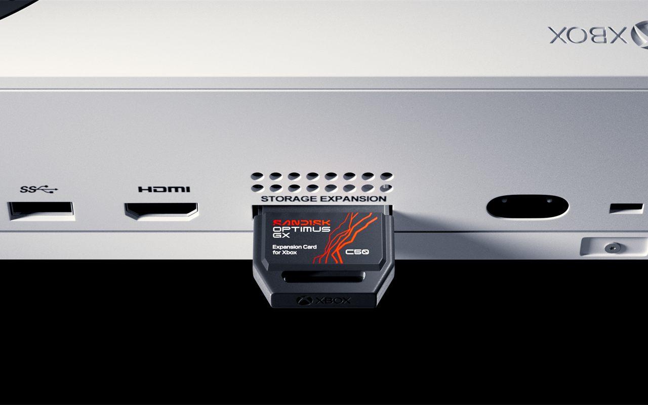 La SanDisk Optimus GX C50 insérée dans le slot Storage Expansion d'une Xbox