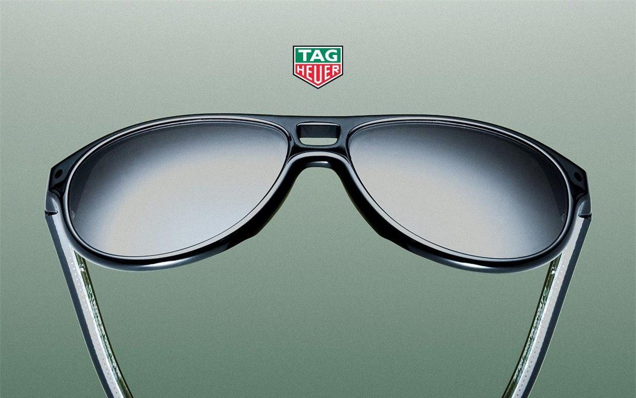 Lunettes solaires Jack Heuer de TAG Heuer Eyewear, forme pilote, sur fond vert
