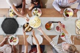 En pleine canicule, Tefal fête les 70 ans de son iconique machine à raclette, et ça donne envie de fromage fondu sur patate bien plus tôt que nous l&rsquo;imaginions