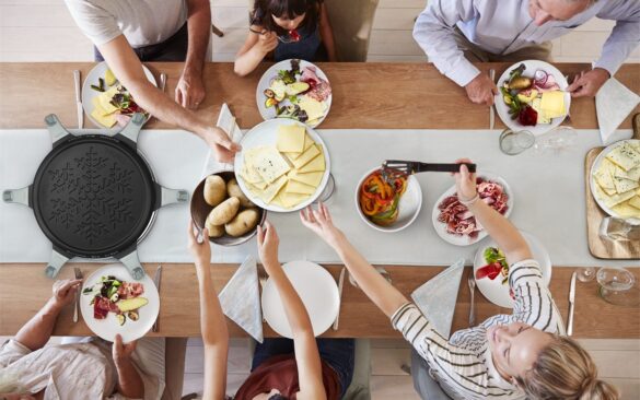 En pleine canicule, Tefal fête les 70 ans de son iconique machine à raclette, et ça donne envie de fromage fondu sur patate bien plus tôt que nous l&rsquo;imaginions