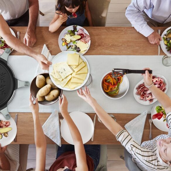 En pleine canicule, Tefal fête les 70 ans de son iconique machine à raclette, et ça donne envie de fromage fondu sur patate bien plus tôt que nous l&rsquo;imaginions