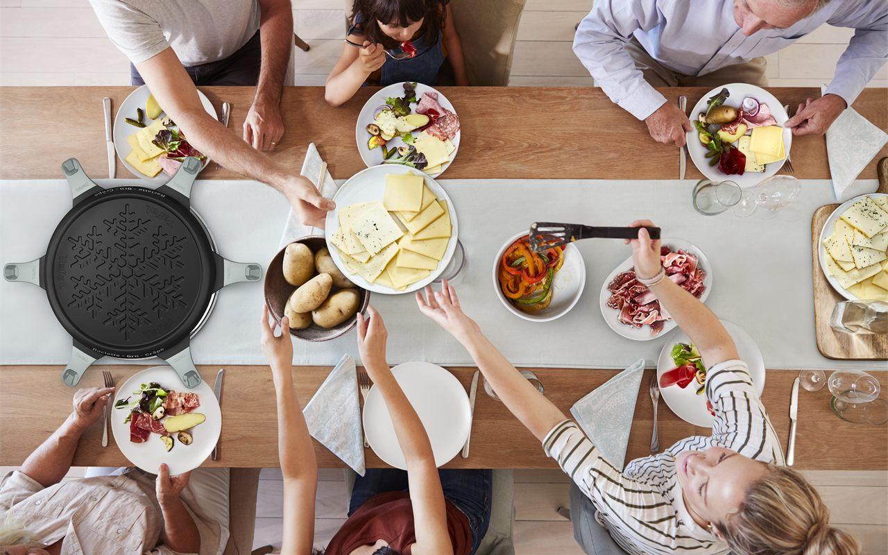 En pleine canicule, Tefal fête les 70 ans de son iconique machine à raclette, et ça donne envie de fromage fondu sur patate bien plus tôt que nous l&rsquo;imaginions