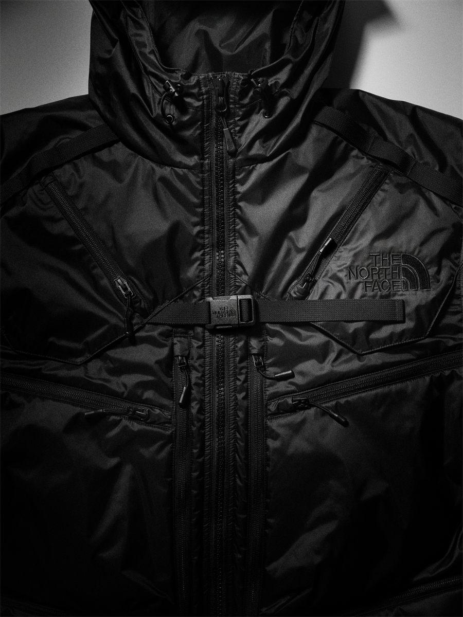 Sangle de poitrine et boucle marquee The North Face sur la Tech Vest Mountain Jacket