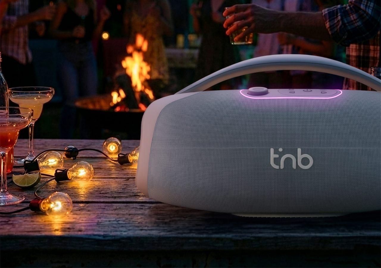 La TNB POWER BLASTER posée sur une table de jardin, devant un feu de camp