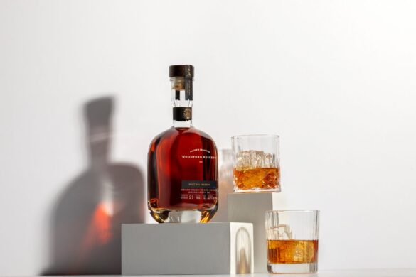 Un acajou si profond qu&rsquo;il vire au rouge : le Woodford Reserve Sweet Oak a vieilli dans un chêne que les distilleries n’emploient presque jamais