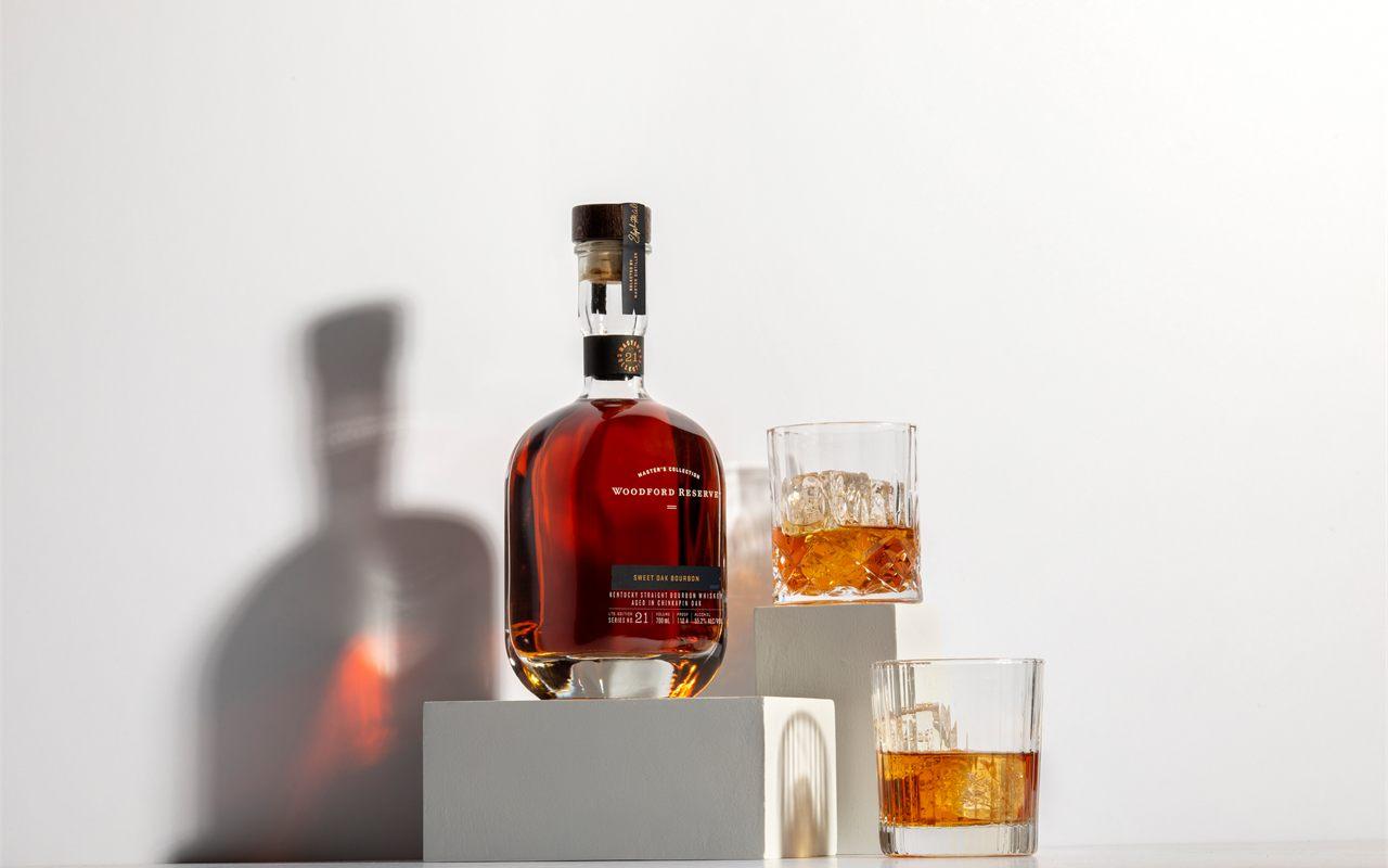 Un acajou si profond qu&rsquo;il vire au rouge : le Woodford Reserve Sweet Oak a vieilli dans un chêne que les distilleries n’emploient presque jamais
