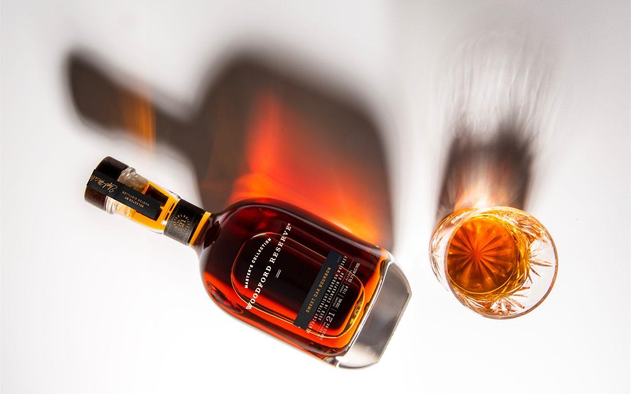Bouteille de bourbon Sweet Oak vue du dessus, robe acajou et verre a fond taille