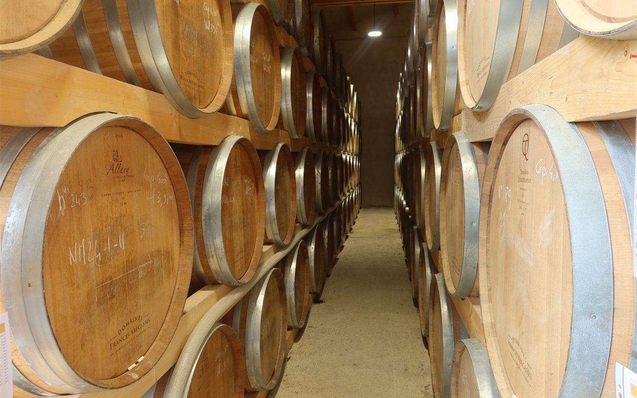 Rangées de fûts de chêne dans le chai où vieillit le whisky ABK6