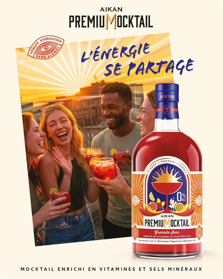 Amis trinquant a l'AIKAN Premium Mocktail sur un toit au coucher du soleil, visuel de la marque