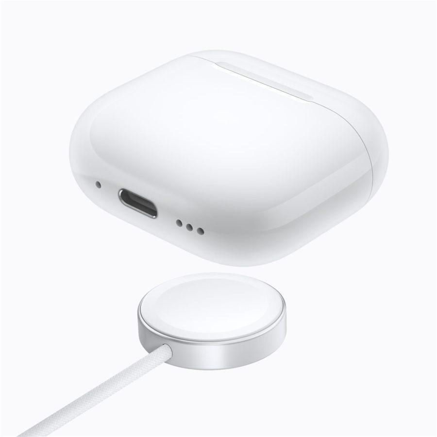 Le boîtier de charge sans fil des AirPods 5 au-dessus d'un chargeur Apple Watch