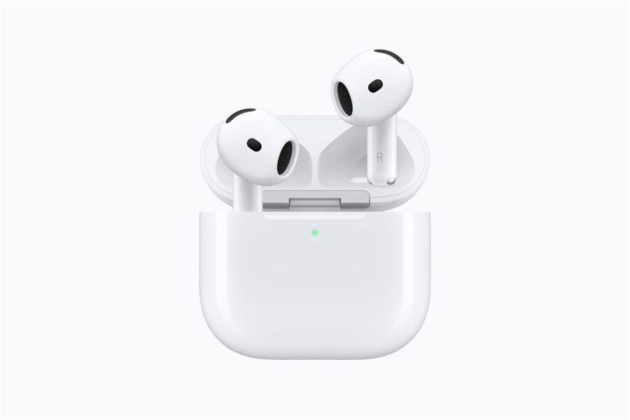 Les écouteurs AirPods 5 posés dans leur boîtier de charge ouvert