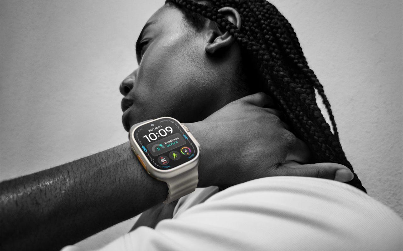 Apple Watch Ultra 4 en titane naturel affichant le score de Préparation au poignet