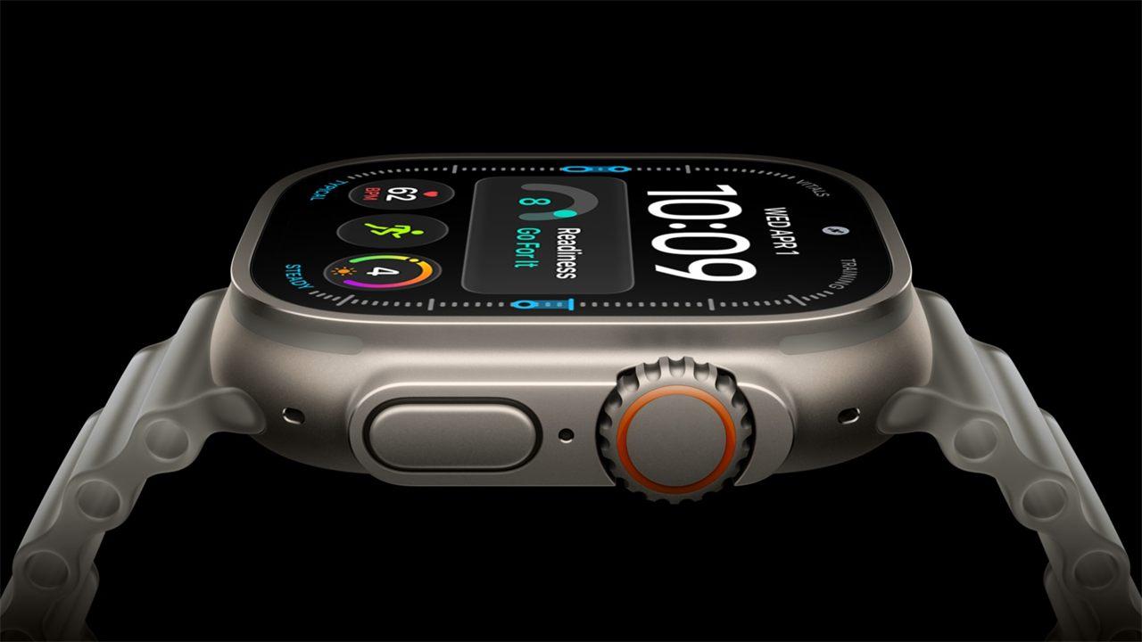 Profil de l'Apple Watch Ultra 4 en titane, couronne orange et écran Préparation