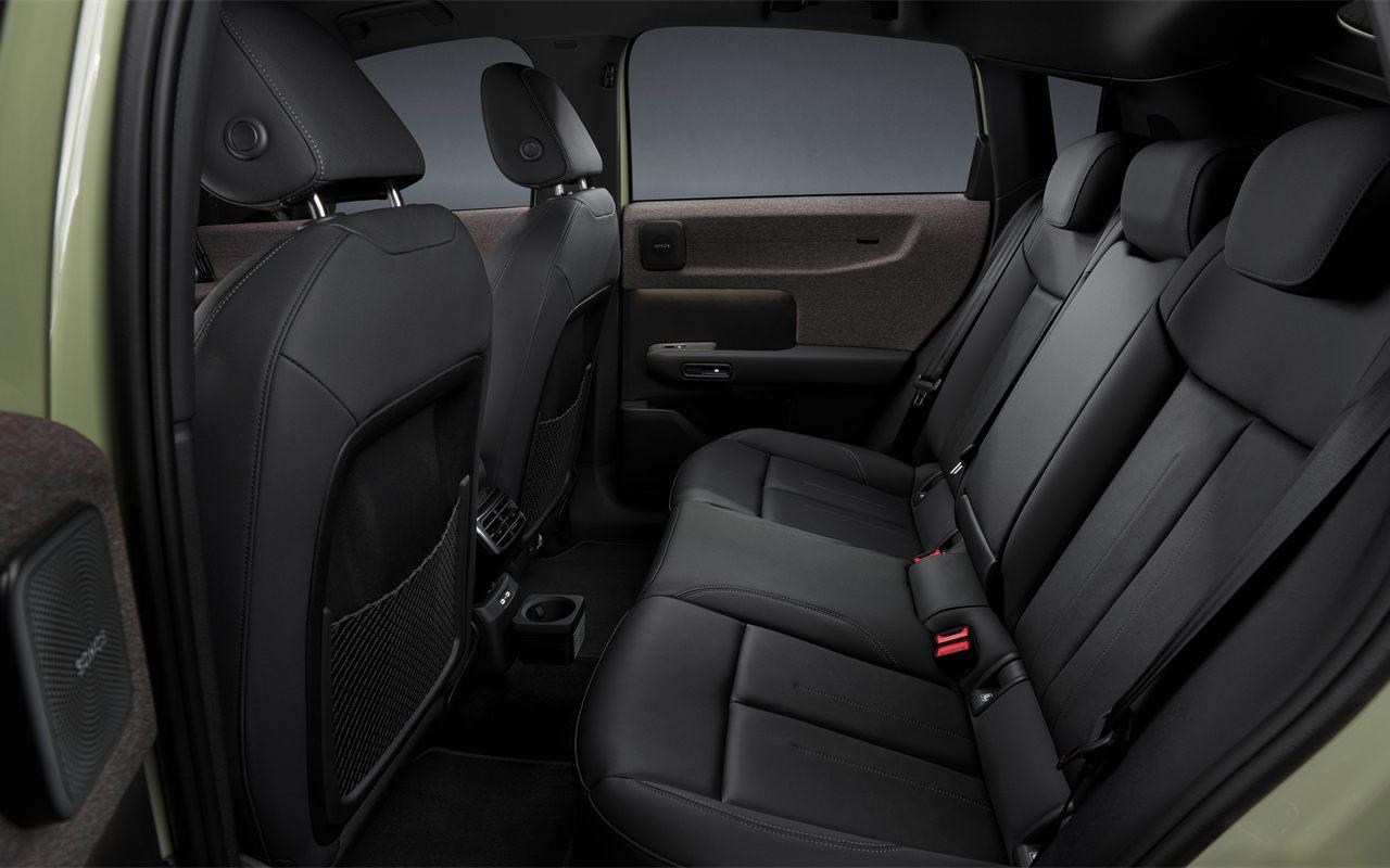 Banquette arrière de l'Audi A2 e-tron, portière ouverte