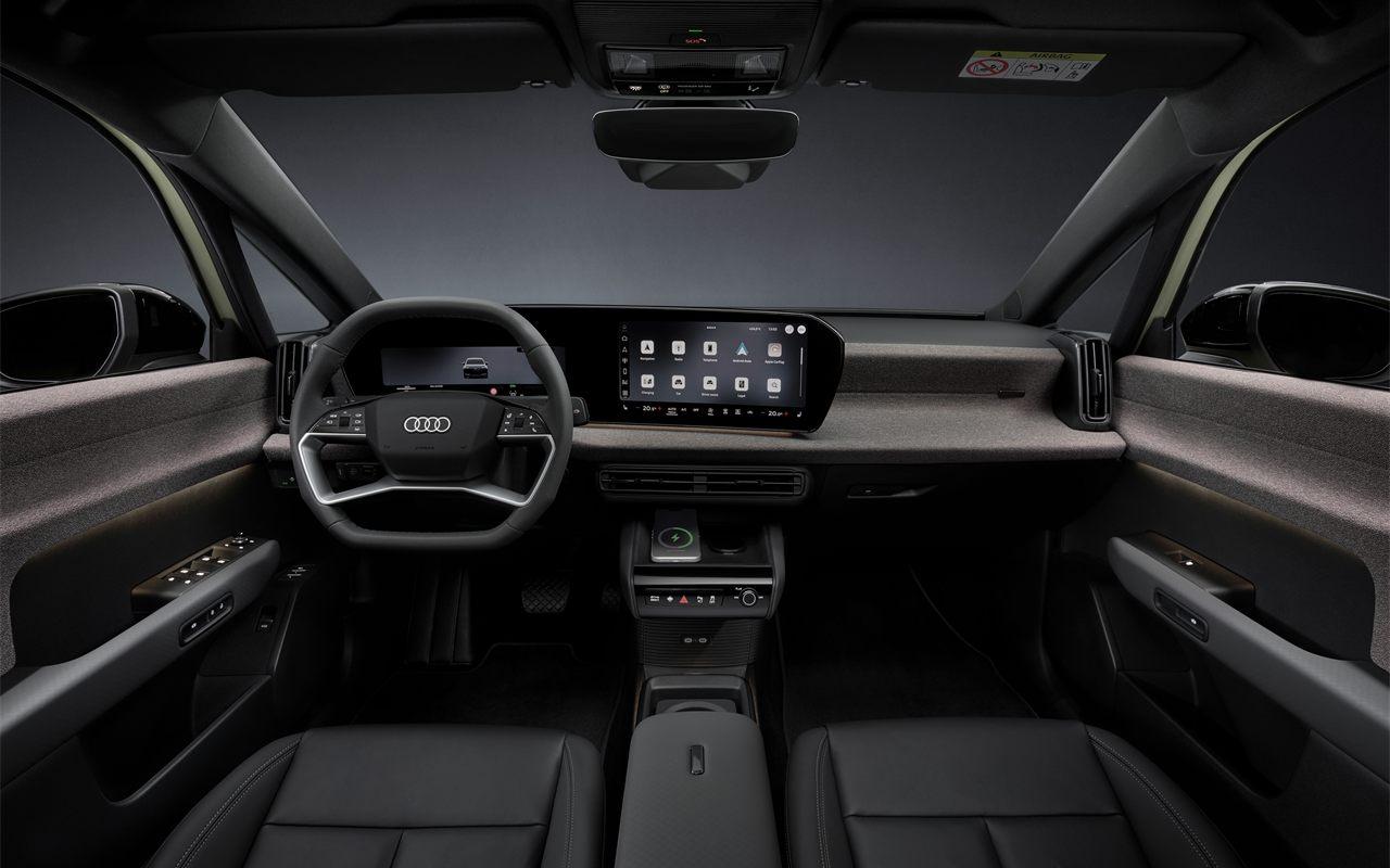 Habitacle de l'Audi A2 e-tron, volant et double écran allumé