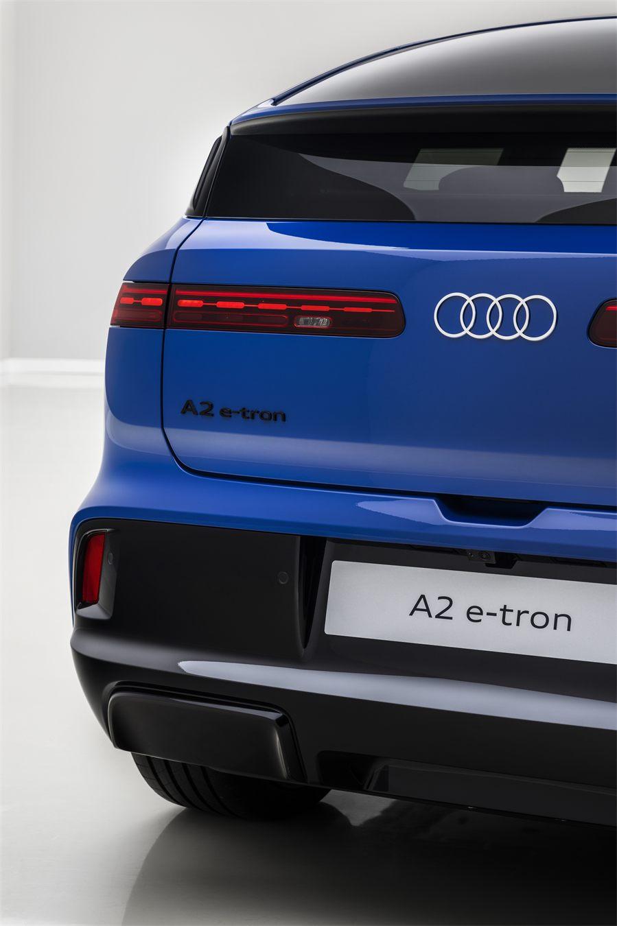 Poupe de l'Audi A2 e-tron et sa plaque au nom du modèle