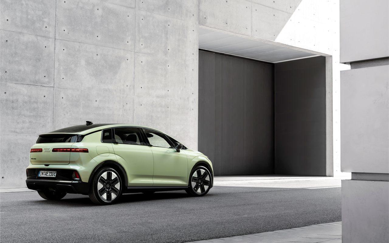 Audi A2 e-tron de trois quarts arrière, hayon et bandeau lumineux