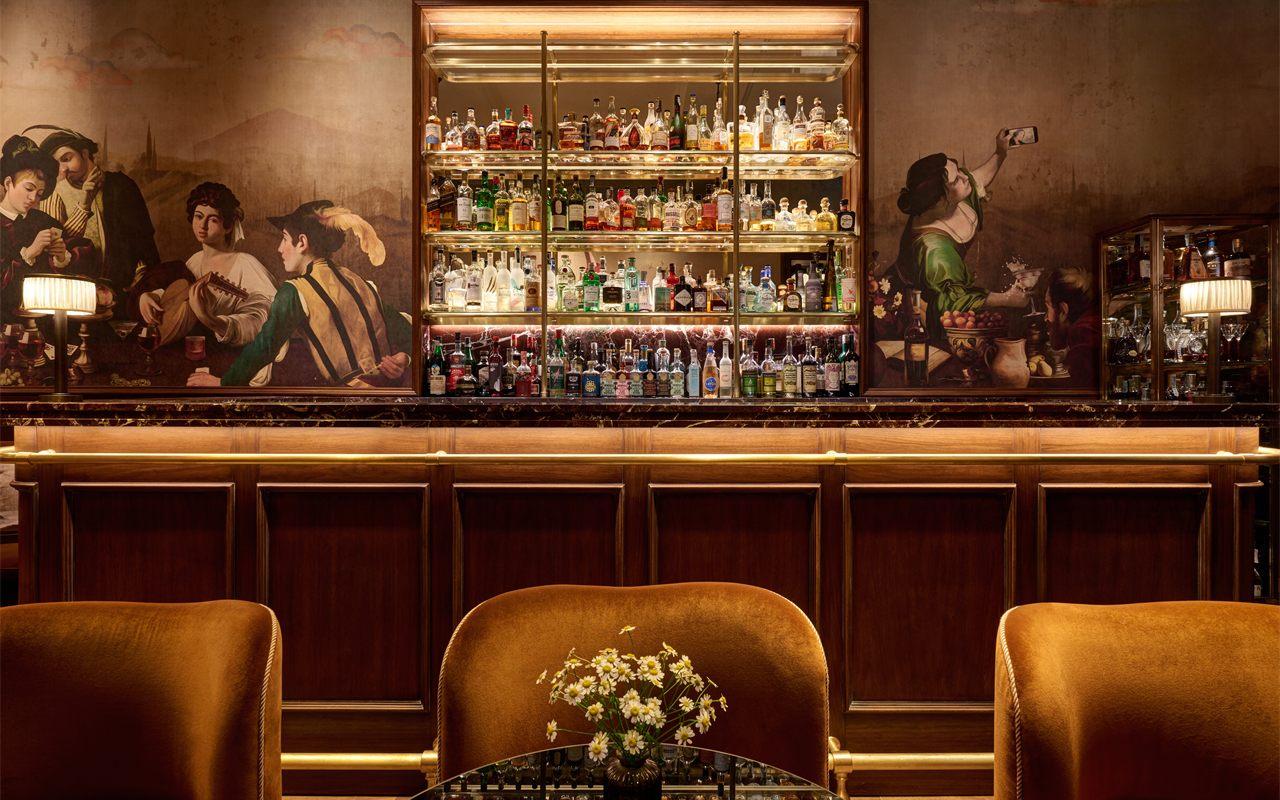 Le Bar Artemisia de l'Hotel Savoy à Florence, ses fresques et ses bouteilles