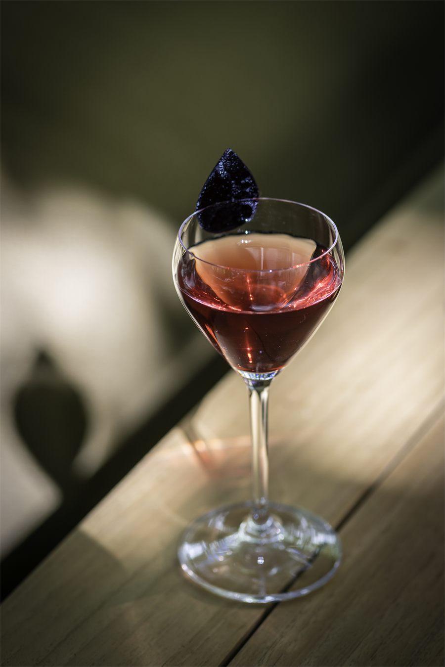 Coupe de cocktail rouge décorée d'une chip noire