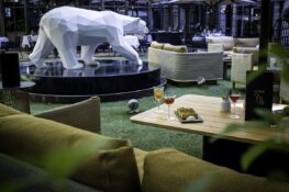 La moutarde de Dijon se boit maintenant en cocktail : le bar du Grand Hôtel La Cloche en sert dix-huit, du cassis à l&rsquo;anis.