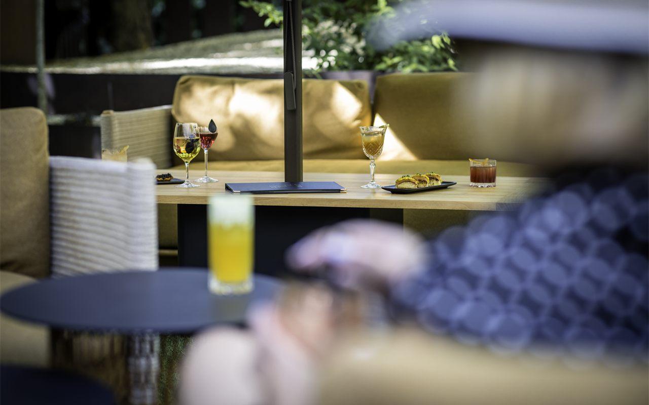 Tablée sous parasol sur la terrasse de La Cloche Dijon