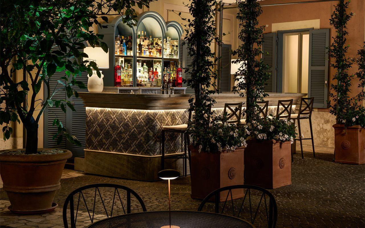 Le Bar Stravinskij de l'Hotel de Russie, à Rome, à la tombée du jour