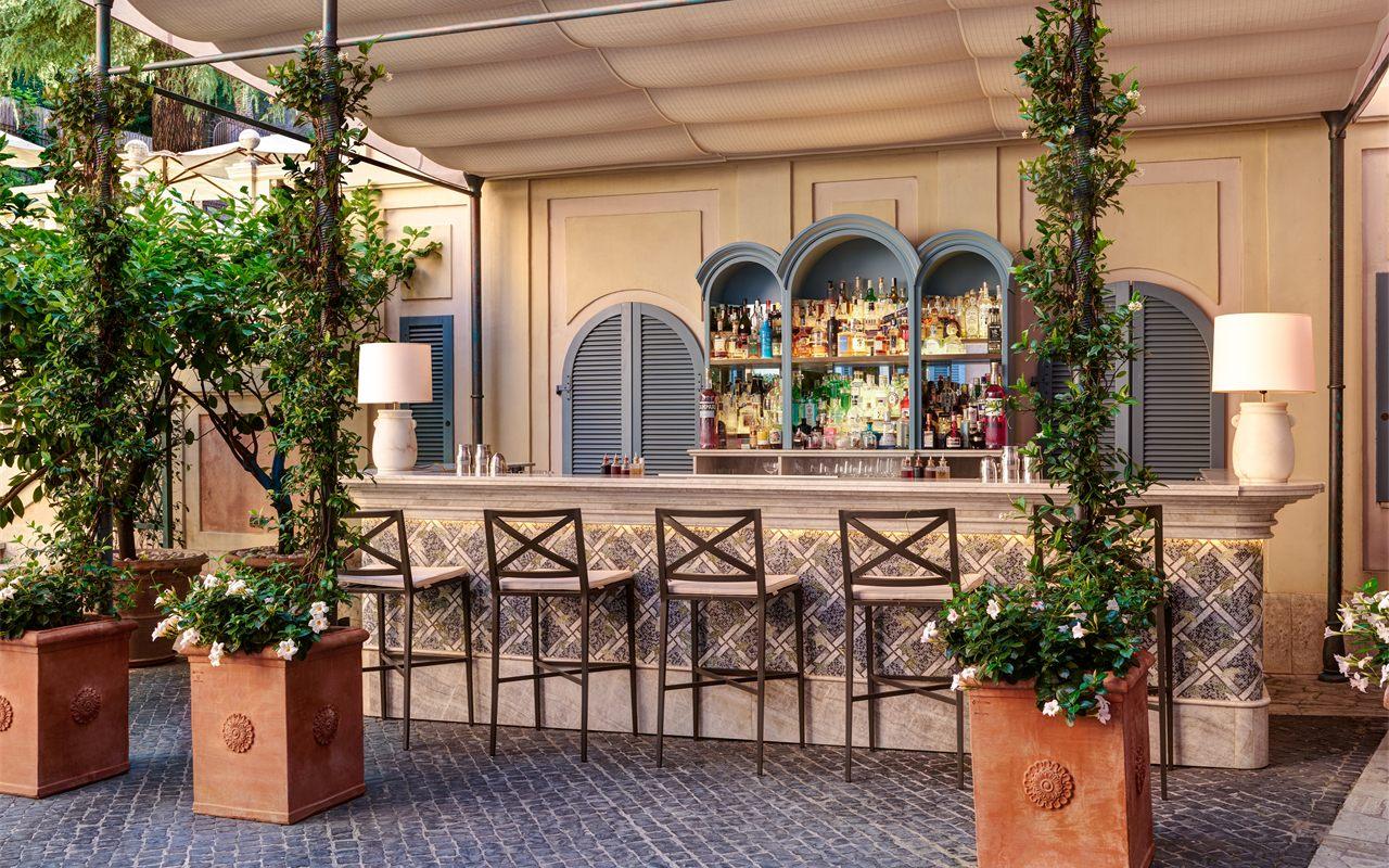 La terrasse du Bar Stravinskij, à l'Hotel de Russie de Rome, sous ses jasmins