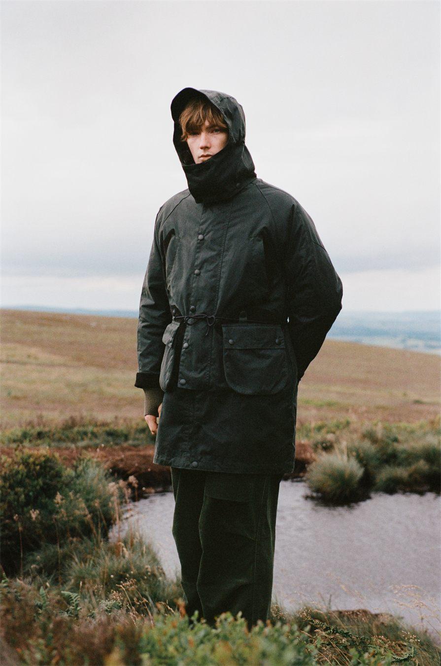 Long Wax Jacket Barbour x norbit portée capuche relevée, de face