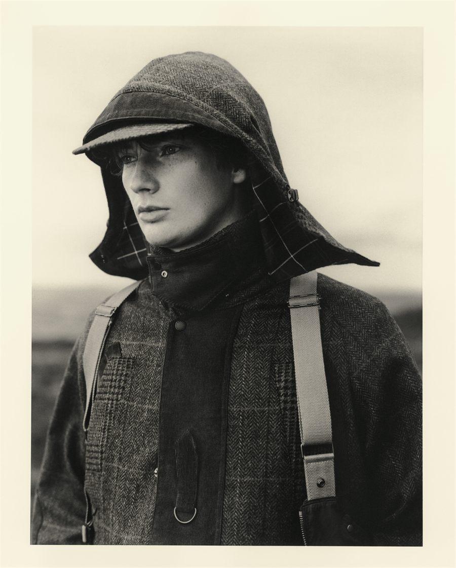 Wool Jacket et Bag/Vest Barbour x norbit portés sous une capuche, en noir et blanc