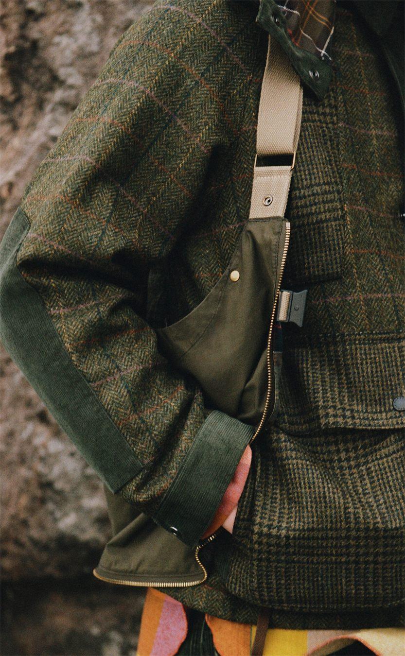 Poches de la Wool Jacket en carreau contrasté, sous le Bag/Vest porté en gilet
