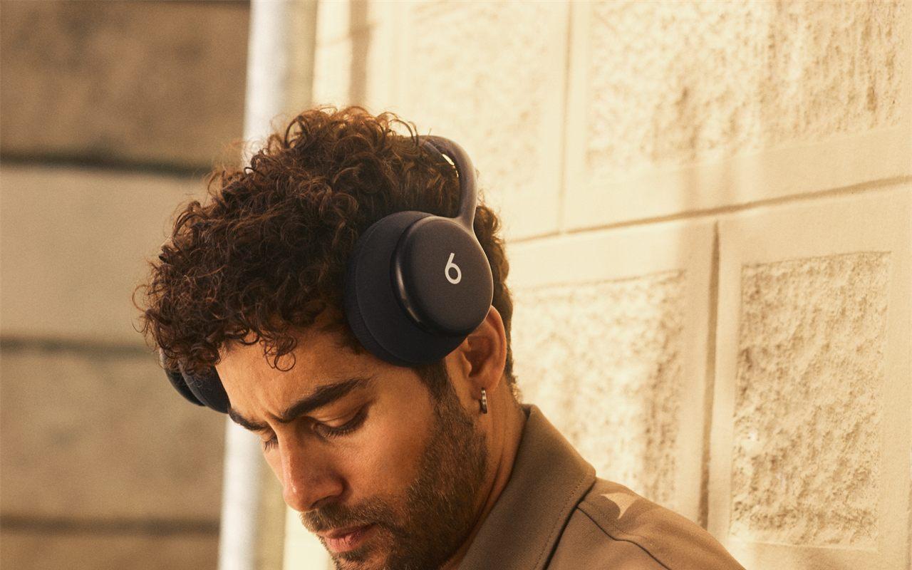 Beats 360 noir porté de profil, arceau fin visible