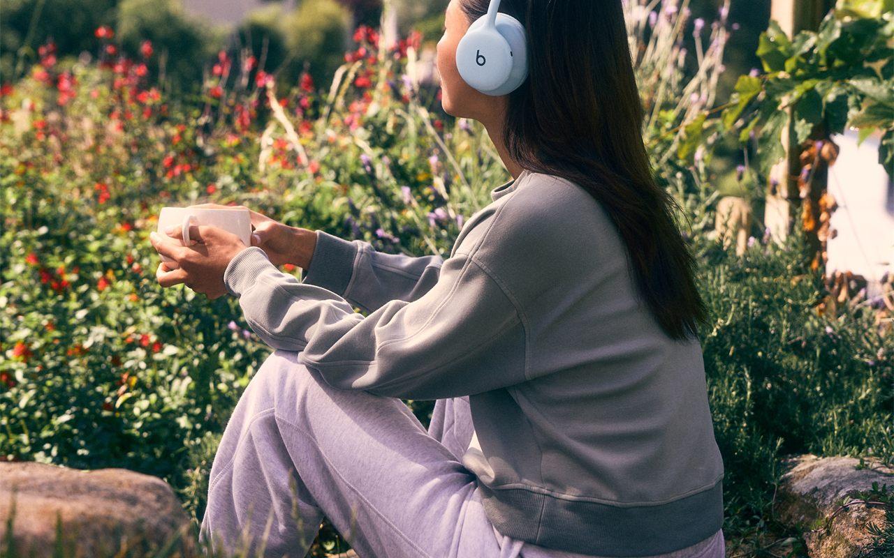 Beats 360 bleu ciel porté dans un jardin en fleurs