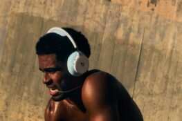 Votre casque audio n&rsquo;a pas changé d&rsquo;allure depuis son premier jour. Le Beats 360 s&rsquo;accorde à votre tenue, du bleu nuit au rose.