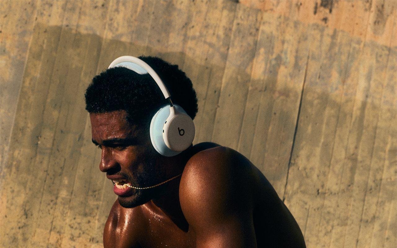 Votre casque audio n&rsquo;a pas changé d&rsquo;allure depuis son premier jour. Le Beats 360 s&rsquo;accorde à votre tenue, du bleu nuit au rose.
